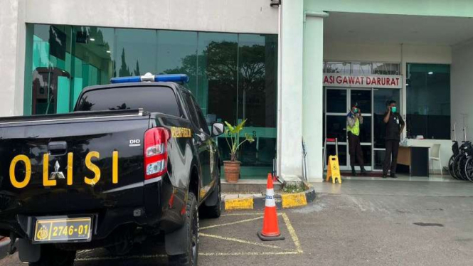 Puslabfor Polri mengecek alat UPS di RS Eka Hospital BSD, Tangerang.