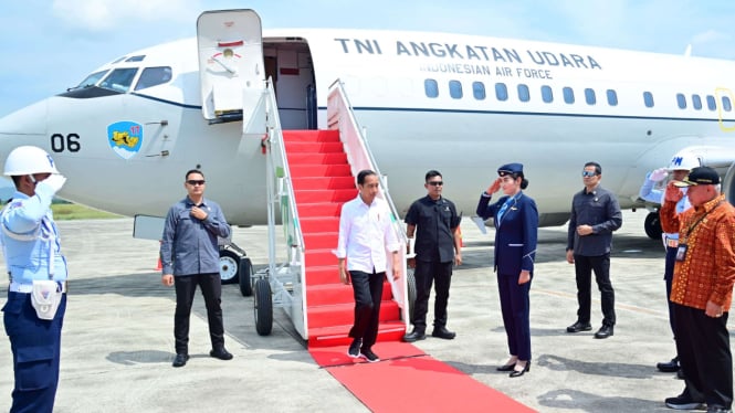 Presiden Jokowi Menggunakan Pesawat TNI AU Landing di Kalimantan Timur