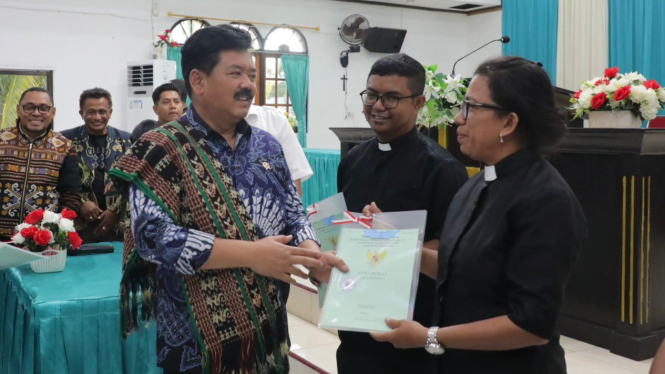 Menteri ATR/BPN, Hadi Tjahjanto, memberikan sertifikat tanah bagi Gereja Masehi Injili di Timor yang berada di Kelurahan Baumata, Kecamatan Taebenu, Kabupaten Kupang, Provinsi Nusa Tenggara Timur (NTT).