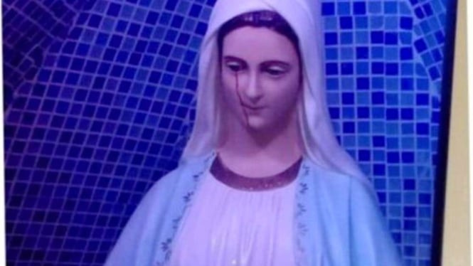 Patung Perawan Maria Menumpahkan Air Mata 