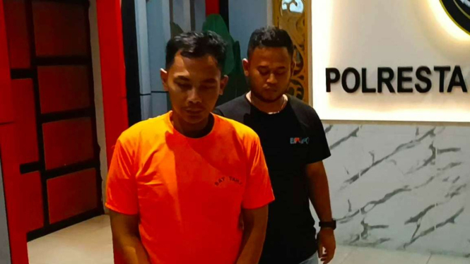 Pelaku pencurian mobil di Medan saat diamankan petugas kepolisian 