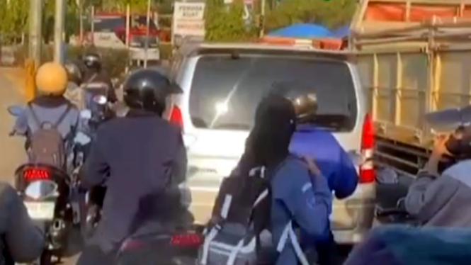 VIVA Otomotif: Pembonceng motor kabur dari polisi