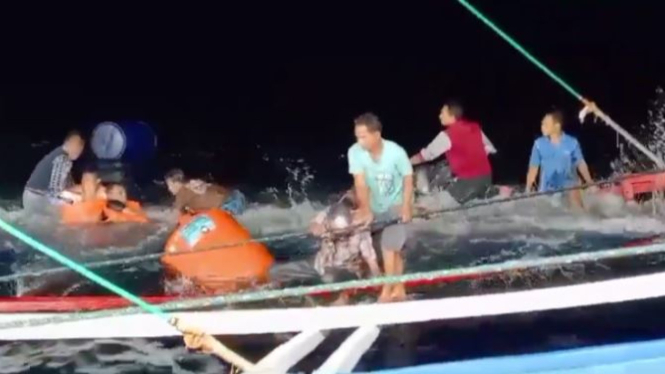 Evakuasi ABK dan Nahkoda KM Bhuana Indah yang terbakar di tengah laut Mentawai