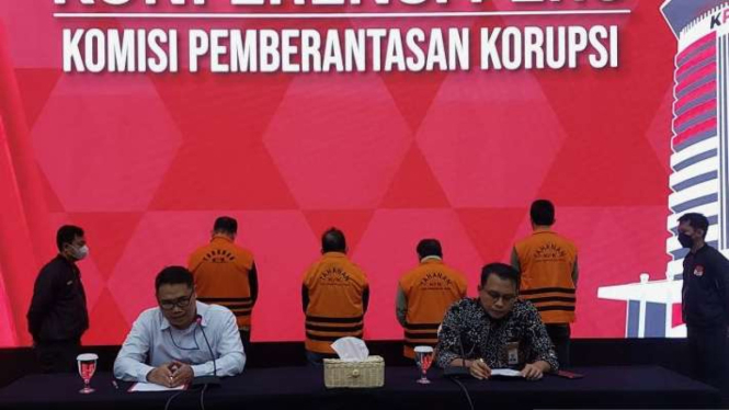 KPK menghadirkan empat tersangka korupsi pembangunan Gereja Kingmi Mile 32 di Mimika, Papua, dalam konferensi pers di Gedung Merah Putih KPK, Jakarta Selatan, Jumat, 22 September 2023.