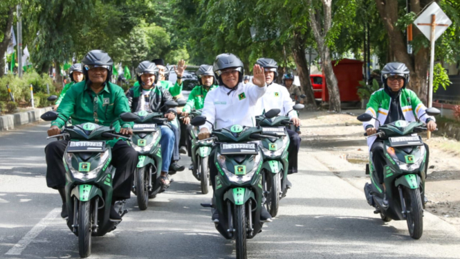 Plt Ketum PPP Muhamad Mardiono naik sepeda motor berkeliling Kota Banda Aceh