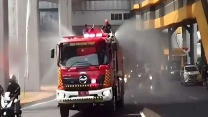 Petugas Pemadam Kebakaran Lakukan Penyiraman Kurangi Polusi Udara