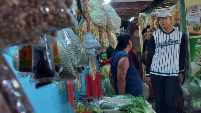 Bacapres Ganjar Pranowo mengunjungi pasar di Surabaya