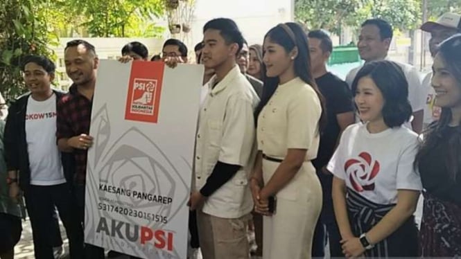 Kaesang Pangarep menerima Kartu Tanda Anggota (KTA) Partai Solidaritas Indonesia (PSI) dari Ketua Umum PSI Giring Ganesha di Solo, Jawa Tengah, Sabtu, 23 September 2023.