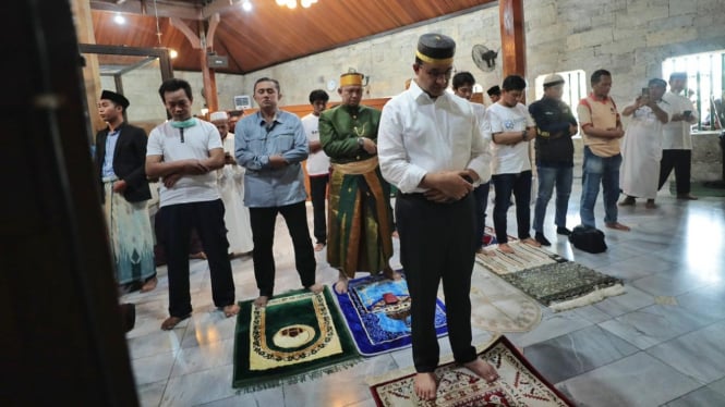 Bacapres Anies Baswedan salat di Masjid Jami Tuo Palopo