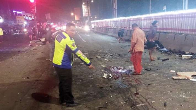 Petugas kepolisian menunjukkan titik terjadinya kecelakaan di simpang Bawen, Kabupaten Semarang, Sabtu malam, 22 September 2023.