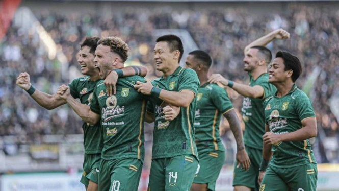 Pemain Persebaya Surabaya rayakan gol