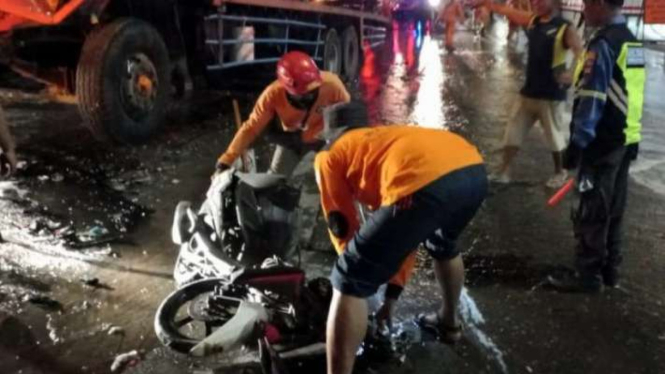 Petugas mengevakuasi kendaraan yang terlibat dalam.kecelakaan di simpang exit Rol Bawen, Kabupaten Semarang, Sabtu malam, 23 September 2023.