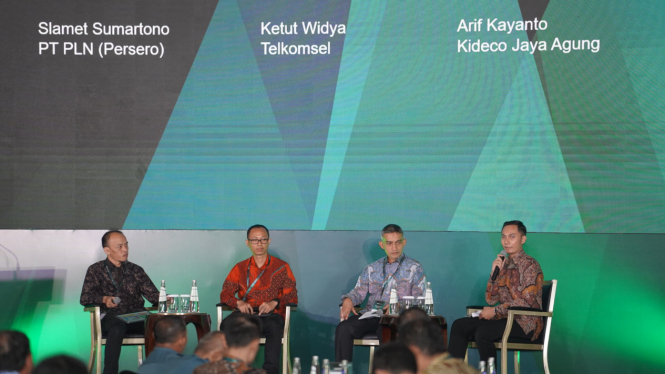 Arif Kayanto (kedua dari kanan)