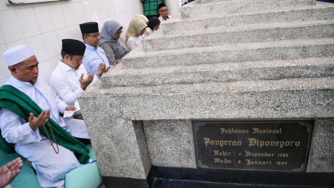 Bacapres dan Bacawapres Anies-Gus Imin berziarah ke makam Pangeran Diponegoro