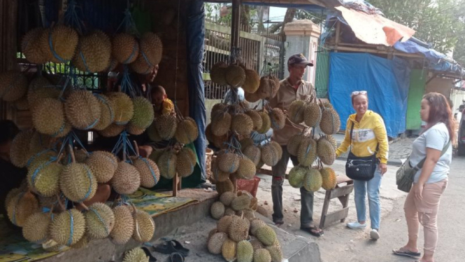 Pedagang durian di Rangkasbitung Kabupaten Lebak tanpa sepi pembeli karena rasanya legit, manis dan beraroma. Harganya rata-rata Rp 40 ribu per buah.