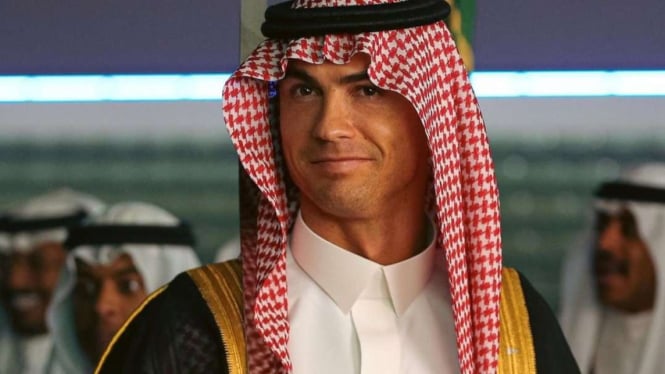 Cristiano Ronaldo dengan sorban khas Arab Saudi