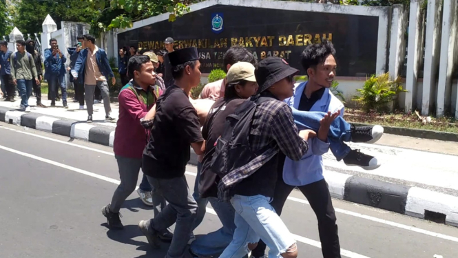 Mahasiswa pingsan saat demo Rempang di Lombok, NTB