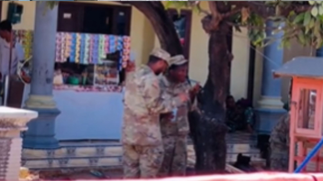 Dua Tentara Amerika Jajan Es di Warung Situbondo, Bikin Heboh Warganet