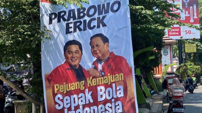 Baliho Prabowo-Erick Tohir ‘Pejuang Kemajuan Sepak Bola Indonesia’ di Depok.