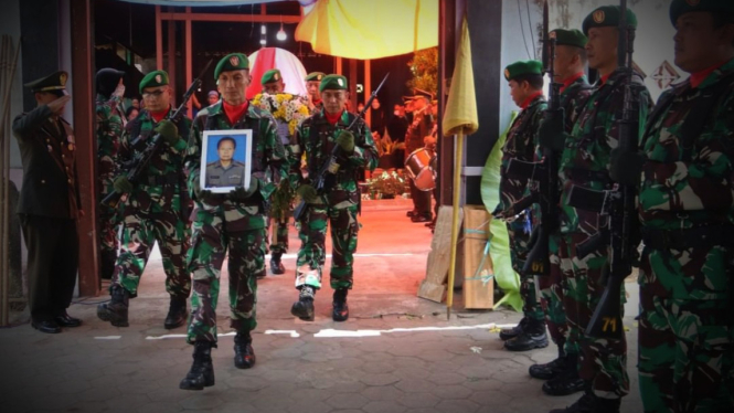 VIVA Militer: Prosesi pemakaman jenazah Letkol Maryono.