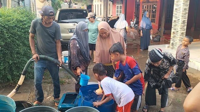Polisi menyalurkan 8 ribu air bersih ke warga Bojongsari, Depok yang kekeringan