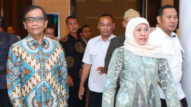 Gubernur Jawa Timur Khofifah Indar Parawansa (kanan) bersama Menko Polhukam Mahfud MD (kiri) di Surabaya, Selasa, 8 Agustus 2023.