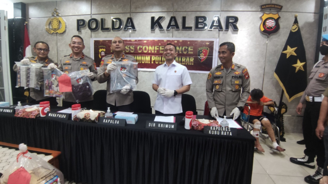 Kapolda Kalbar Irjen Pol Pipit Rismanto menunjukkan barang bukti perampokan