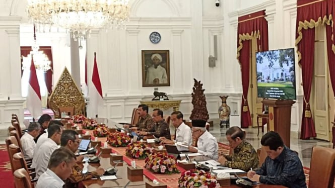Presiden Joko Widodo (Jokowi) memimpin rapat terbatas mengenai Integrasi Moda Transportasi Publik di Istana Merdeka, Jakarta, Rabu, 27 September 2023