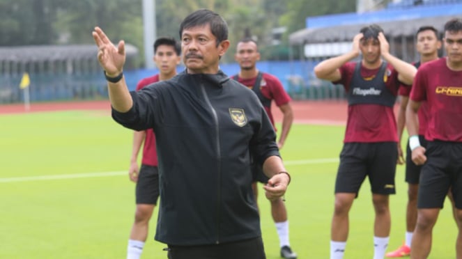 Indra Sjafri, entrenadora de la selección nacional sub-24 de Indonesia, mientras dirige el entrenamiento