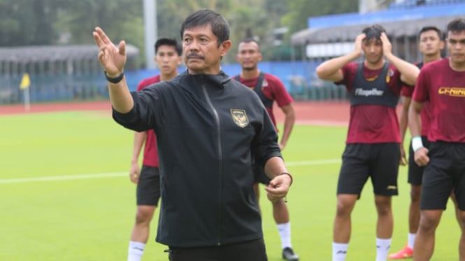 Pelatih Timnas Indonesia U-24, Indra Sjafri saat memimpin latihan