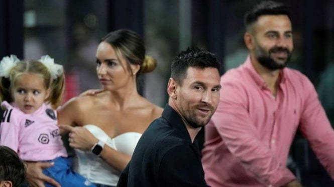 Megabintang Inter Miami, Lionel Messi menonton di tribun