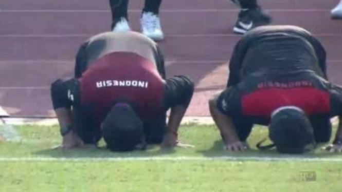 Selebrasi sujud syukur Indra Sjafri