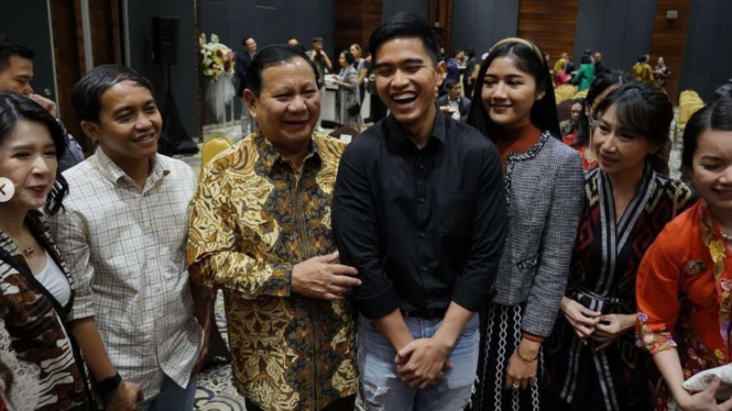 Prabowo Subianto bersama Kaesang, istri dan petinggi PSI