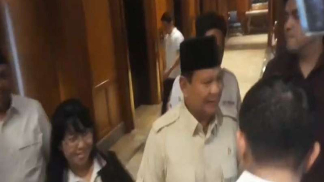 Bakal capres Prabowo Subianto seusai pertemuan dengan para kiai di Surabaya.