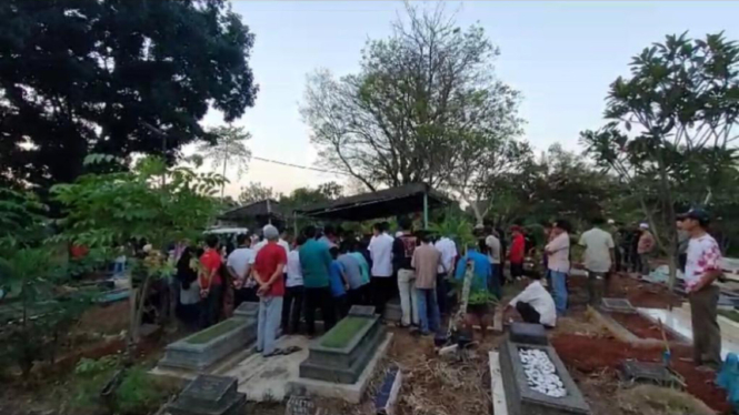 Korban pelecehan dimakamkan di TPU Benda 2, Kampung Sindangkarsa, Tapos, Depok