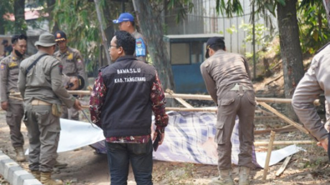 Spanduk kampanye caleg di kawasan Puspemkab Tangerang dicopot petugas 