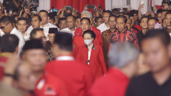 El presidente Jokowi y la presidenta del PDIP, Megawati Soekarnoputri, asisten a la reunión de trabajo nacional del PDIP en Ji Expo, Yakarta.