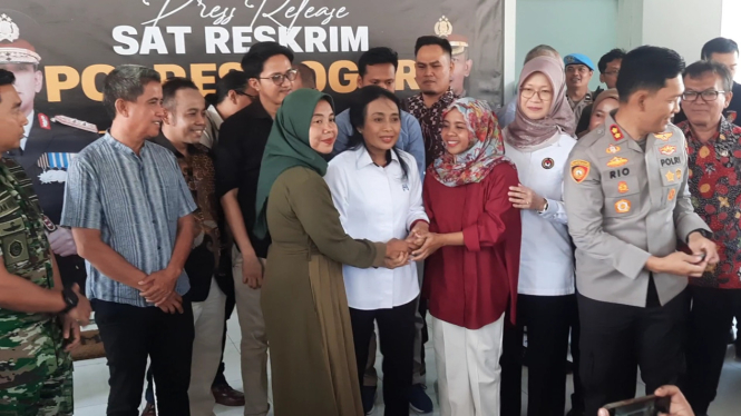 Kedua orang tua dari bayi tertukar bersama Menteri PPA di Polres Bogor