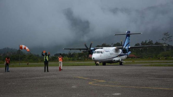 Pesawat Trigana Air mendarat di Bandara Oksibil, Pegunungan Bintang, Papua
