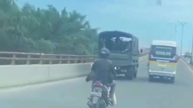 Viral minibus adang truk TNI di fly over Medan