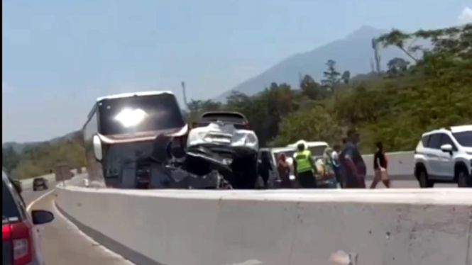 VIVA Otomotif: Kecelakaan beruntun di Jalan Tol Ungaran - Semarang