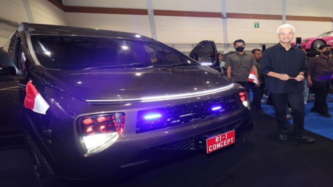 Bacapres Ganjar Pranowo melihat mobil modifikasi kepresidenan