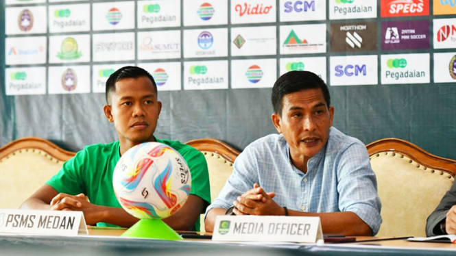 Pelatih Kepala PSMS Medan, Ridwan Saragih (kanan) saat jumpa pers