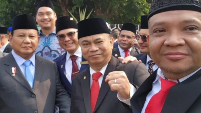 Menhan Prabowo Subianto dengan sejumlah menteri termasuk Wamentan.