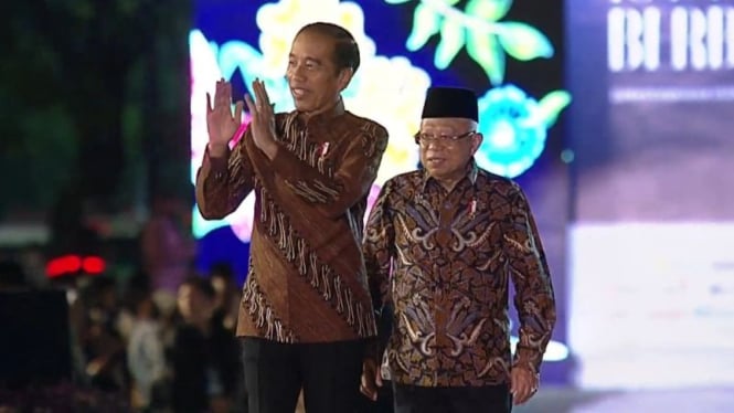 Presiden Jokowi dan Wapres Maruf Amin dalam acara Istana Berbatik.