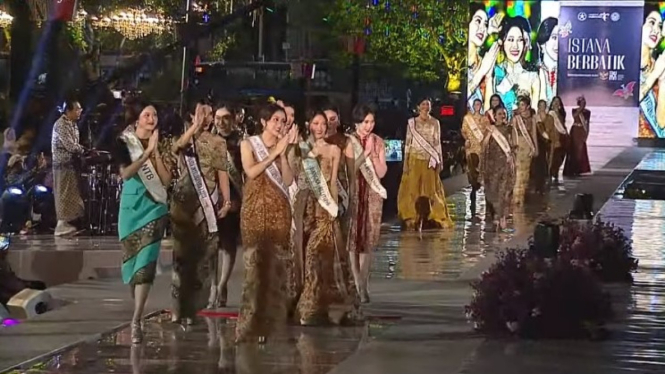 Puteri Indonesia dan Miss Indonesia di catwalk Istana Berbatik