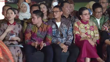 Sri Mulyani Dan Para Menteri Selfie Bareng Jokowi Di Istana Berbatik