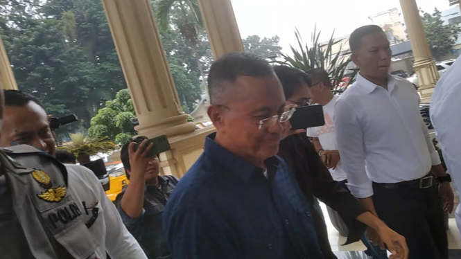 Mantan Menteri BUMN Dahlan Iskan memenuhi panggilan penyidik Polda Jambi