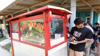 Senangnya Endah, Pedagang Gorengan di Karawang yang Dagangannya Diborong