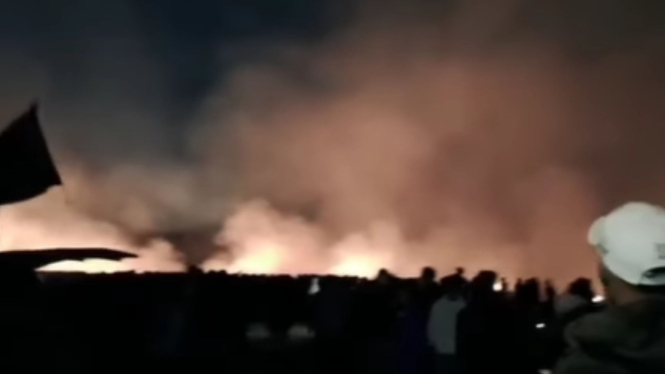 Rumput Stadion Kanjuruhan terbakar usai doa bersama untuk 135 korban jiwa